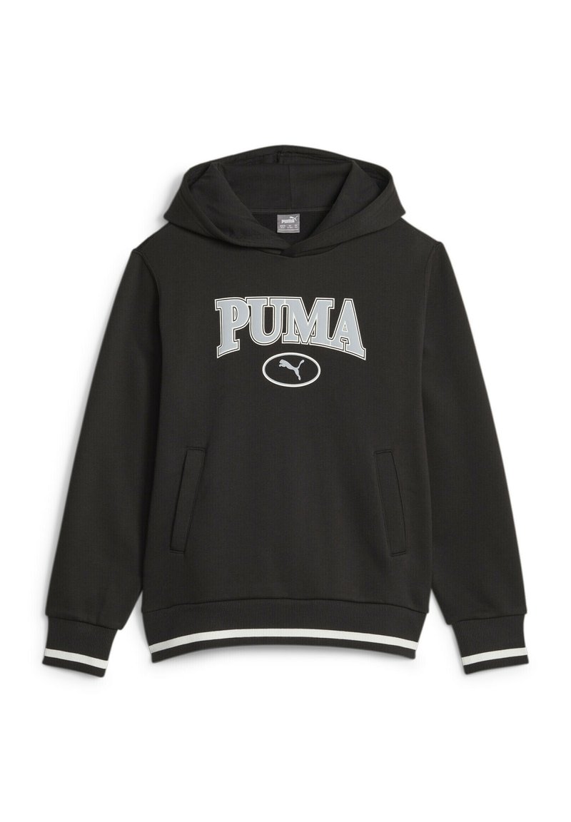 Sudadera negra de tela suave con un gran logo de PUMA en blanco y plateado, bolsillos frontales y puños y dobladillo con rayas blancas.