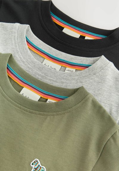 Tre t-shirt in verde oliva, grigio e nero, con colli a giro e colli interni a strisce multicolori. La parte frontale presenta un dettaglio ricamato.