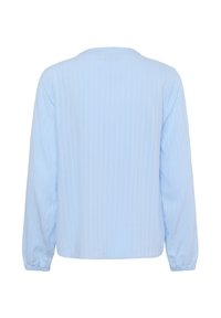 Hellblause Bluse mit langen Ärmeln, subtilen vertikalen Streifen und elastischen Bündchen, von hinten auf weißem Hintergrund gezeigt.