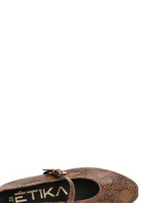 Zapato Mary Jane marrón con textura, hebilla dorada y logo ÉTIKA en el interior, mostrado desde un ángulo superior sobre un fondo blanco.