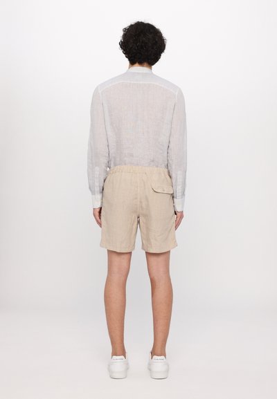 120% Lino MEN BERMUDA - Šorti - sand