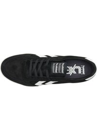 Czarne zamszowe sneakersy z białymi paskami, okrągłym noskiem, czarnymi sznurówkami i fakturowaną cholewką. Posiadają logo na języku i miękką wkładkę.