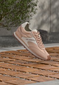 Επιλέχθηκε, nude