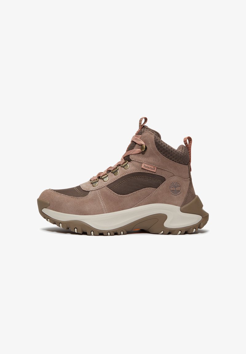 Scarpe da trekking mid-top in suede marrone e tessuto con accenti rosa, suola imbottita, fori metallici e dettaglio logo sul lato.