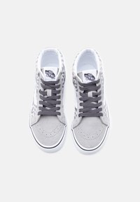 Ζευγάρι γκρι και λευκά αθλητικά παπούτσια Vans με πλευρές σε λεοπάρ σχέδιο, μαύρα κορδόνια και λογότυπο «Off The Wall» στη γλώσσα, που απεικονίζονται από πάνω.