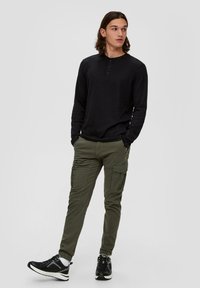 QS SLIM FIT STYLE - Cargohose - olivgrün