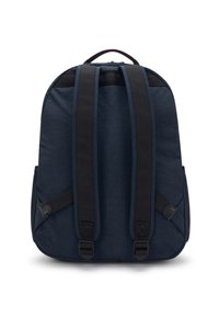 Námořnicky modrý batoh s černými polstrovanými popruhy, hladkým povrchem a dvěma bočními kapsami. Má horní úchyt pro snadné přenášení.