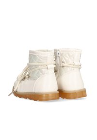 Botas blancas hasta el tobillo con textura acolchada, puntera redonda y diseño con cordones. Presenta una cremallera lateral y una suela de goma texturizada y duradera.