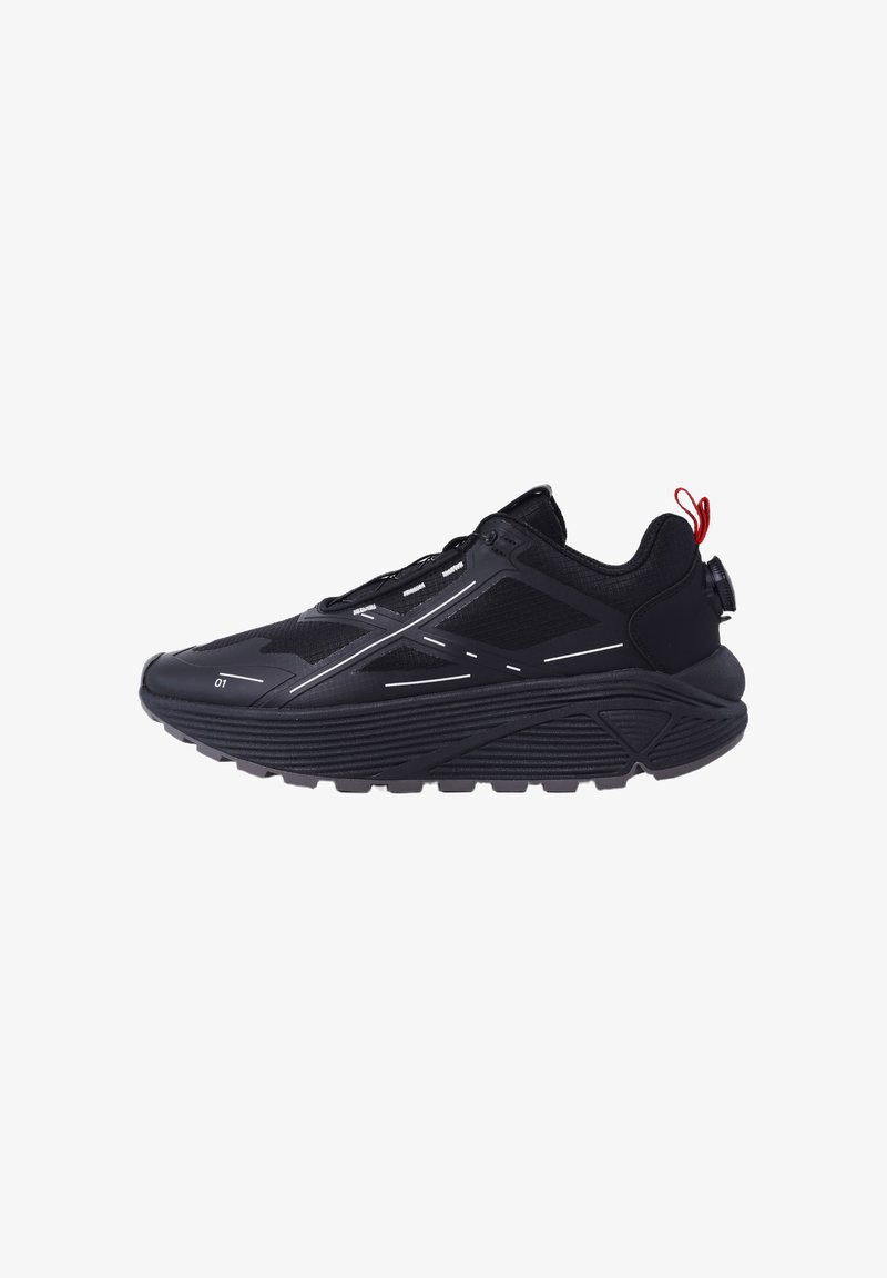 Baskets de sport noires avec semelle épaisse, panneaux en mesh, bandes réfléchissantes et languette rouge au talon, vues de profil.