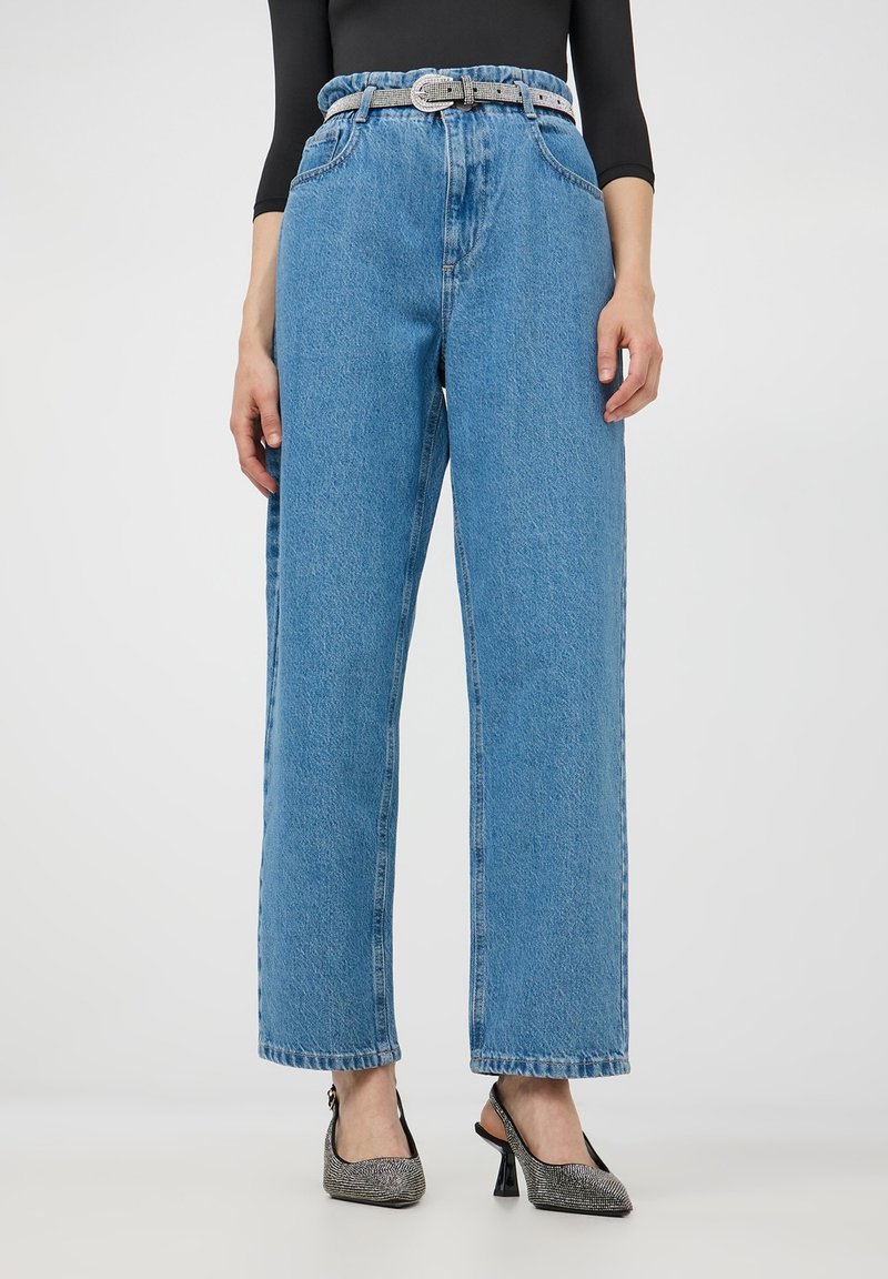 Jasnoniebieskie spodnie z wysokim stanem i szerokimi nogawkami, wykonane z teksturowanej tkaniny, z pięcioma kieszeniami i paskiem z metalową klamrą.