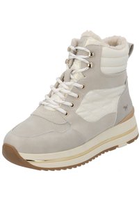 Zapatillas altas beige con diseño acolchado, forro de piel sintética, cordones blancos, acentos dorados y una suela texturizada. Presenta un logotipo sutil.