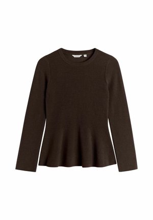 Haut à manches longues marron côtelé avec un col rond et un ourlet en peplum, présentant un tissu texturé dans un design ajusté.