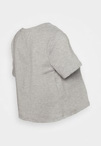 Camiseta cinza de manga curta feita de um tecido leve e macio. Decote redondo com um ajuste confortável e hem desfalcado ligeiramente curvado.