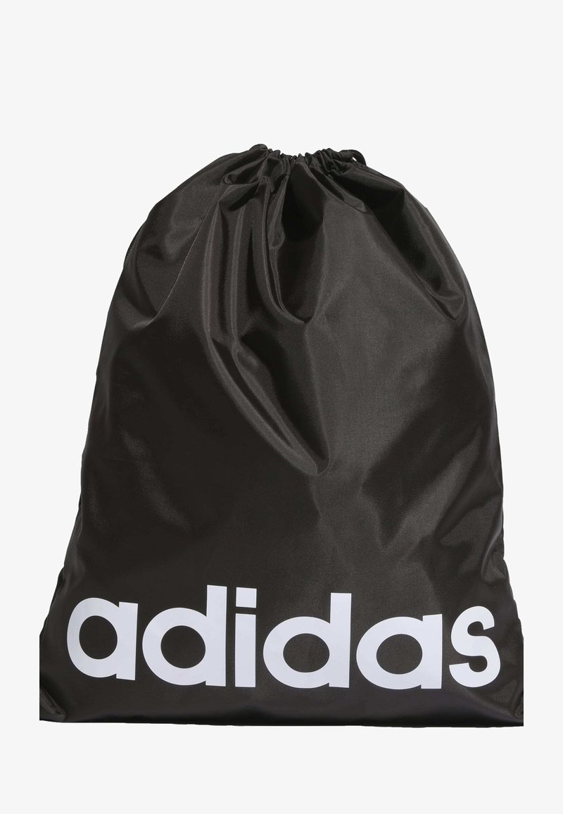 Sac à cordon en nylon noir avec une texture lisse ; arbore un grand logo "adidas" blanc à l'avant. Design simple et fonctionnel.
