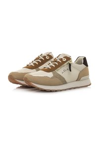 Zapatillas beige y marrones hechas de cuero y materiales sintéticos, con un acento de cremallera, patrones texturizados y suelas de color marrón claro.