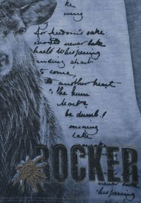 Grafisches T-Shirt mit einem Wolfskopf in Schwarz und Grau, begleitet von handgeschriebenem Text und dem Wort "ROCKER" in fetter Stoffapplikation.