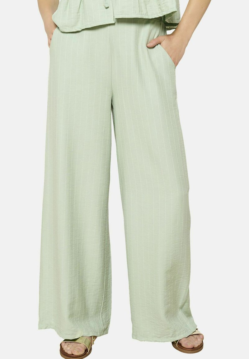 Svetlozeleni široki hlače iz teksturirane tkanine, z navpičnimi črtami, dvema stranskima žepekoma in sproščenim krojem.
