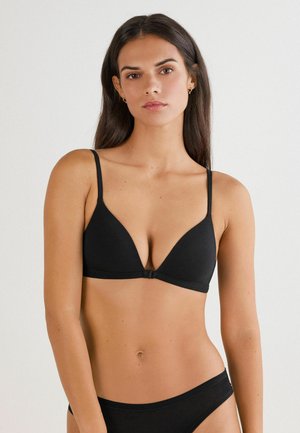 Brassière triangle noire avec fines bretelles, texture lisse et fermeture à l'avant. Présente un design simple adapté à l'empilement.