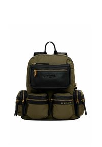 Zaino in nylon verde scuro con accenti neri, dotato di molteplici tasche con zip e minuteria dorata. Spallacci imbottiti e maniglia superiore.