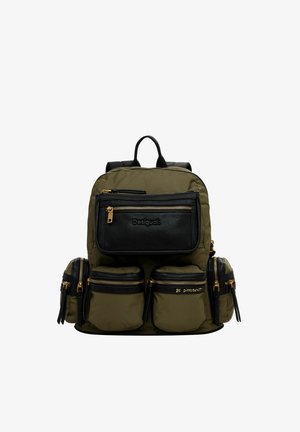 Zaino in nylon verde scuro con accenti neri, dotato di molteplici tasche con zip e minuteria dorata. Spallacci imbottiti e maniglia superiore.