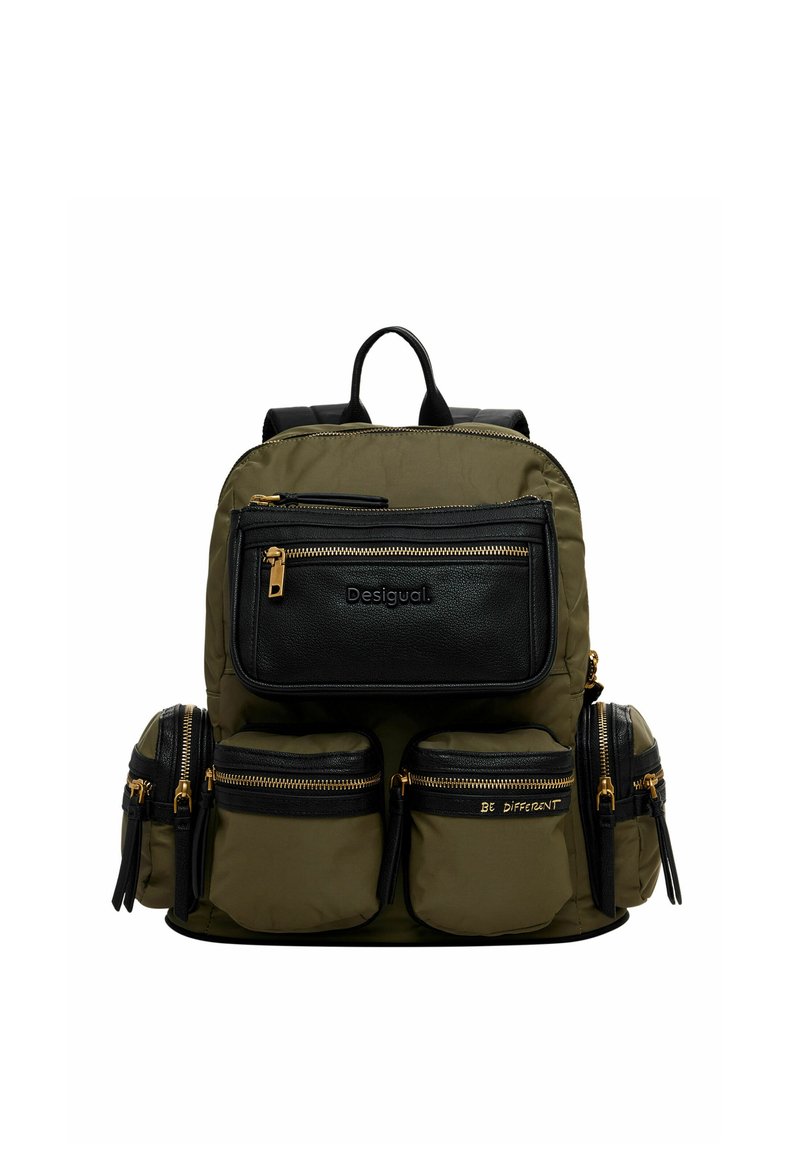 Zaino in nylon verde scuro con accenti neri, dotato di molteplici tasche con zip e minuteria dorata. Spallacci imbottiti e maniglia superiore.