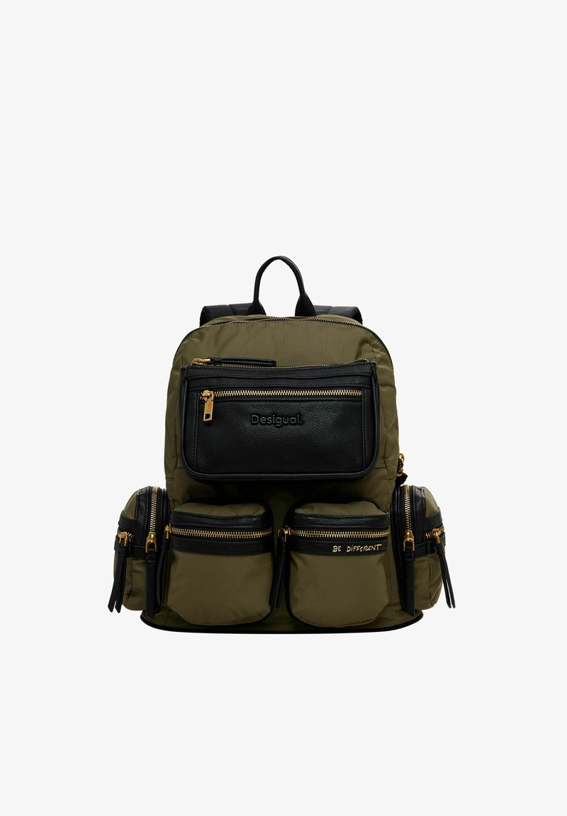 Zaino in nylon verde scuro con accenti neri, dotato di molteplici tasche con zip e minuteria dorata. Spallacci imbottiti e maniglia superiore.
