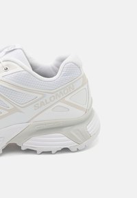Salomon XT-PATHWAY UNISEX - Tenisky - white/lunar rock