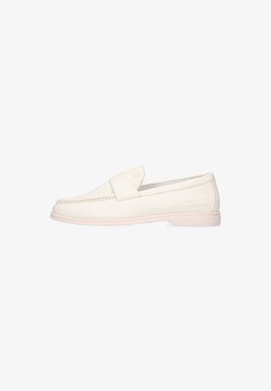 Mocasín blanco de cuero sin cordones, con tacón bajo, puntera redondeada y una amplia correa sobre el empeine, sobre un fondo blanco.