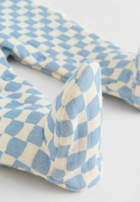 Șosete din bumbac cu un model în carouri bleu deschis și crem, având vârfuri ascuțite și o textură moale.