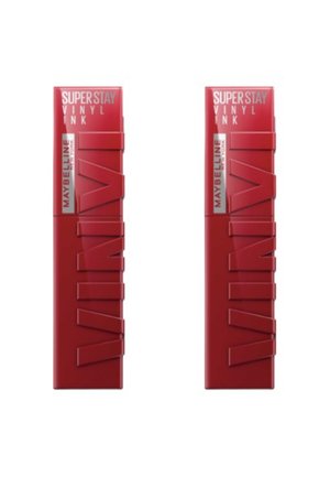 Le Maybelline Super Stay Vinyl Ink dans un emballage rouge présente une typographie audacieuse et une finition brillante. Deux produits identiques sont montrés de face.
