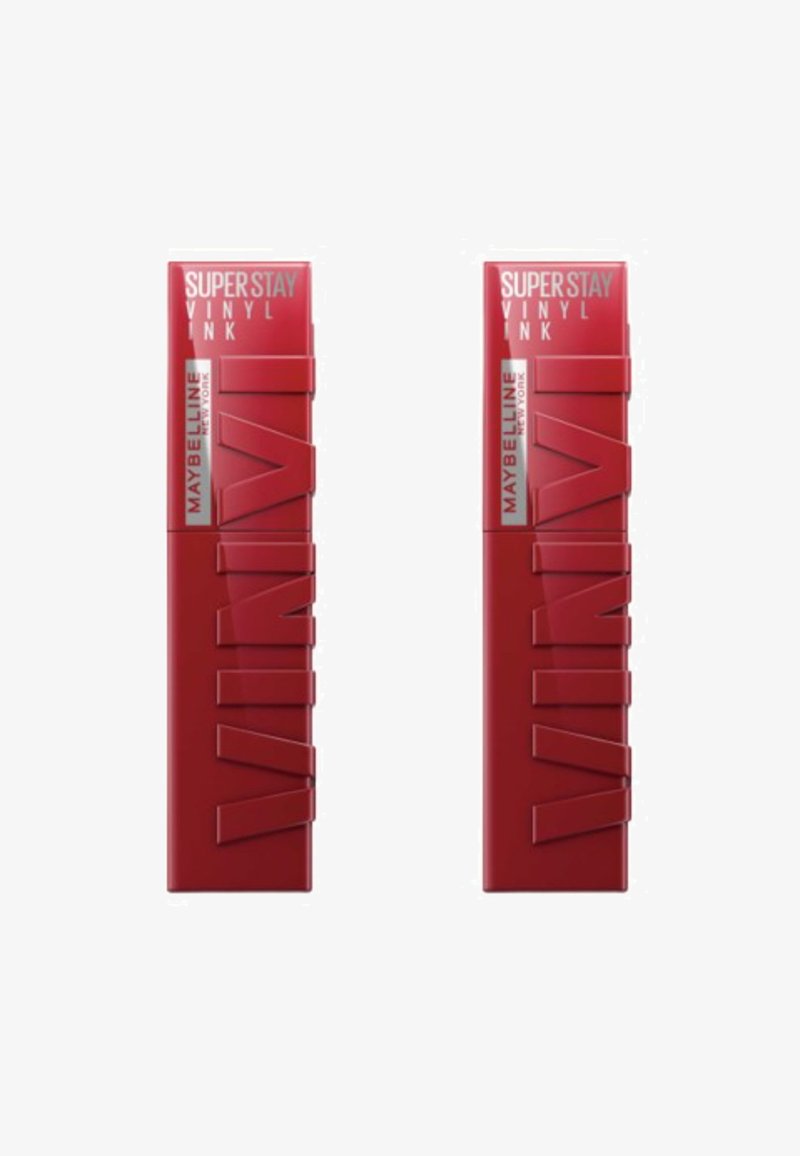 Le Maybelline Super Stay Vinyl Ink dans un emballage rouge présente une typographie audacieuse et une finition brillante. Deux produits identiques sont montrés de face.