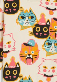 Tessuto di cotone con volti di gatti dei cartoni animati colorati in rosa, nero, arancione e blu, con espressioni e accessori variabili.