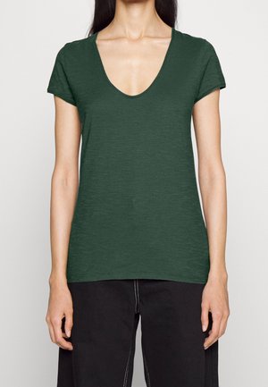 T-shirt vert foncé à manches courtes en tissu doux et texturé, avec un col en V profond et une coupe décontractée, adapté pour un usage quotidien.
