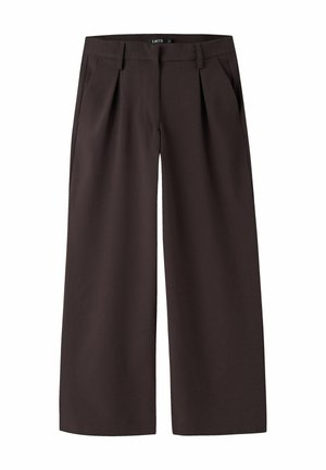 Pantalon large marron foncé avec passants de ceinture, plis à l'avant et poches latérales, présenté sur un fond blanc.