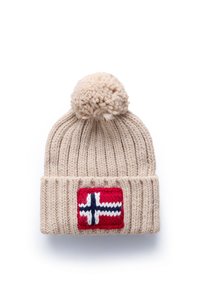 Beige gebreide beanie met een textuurafwerking, voorzien van een rood label met een ontwerp van de Noorse vlag in wit en blauw, afgewerkt met een fluffy pompon.