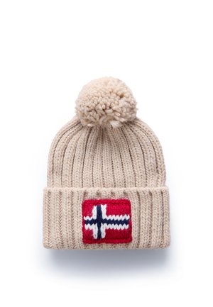 Beige gebreide beanie met een textuurafwerking, voorzien van een rood label met een ontwerp van de Noorse vlag in wit en blauw, afgewerkt met een fluffy pompon.
