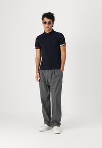 Tommy Hilfiger FLAG CUFF SLIM - Polo - desert sky