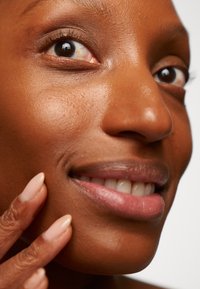 The Body Shop FRESH NUDE FOUNDATION - Foundation - deep 1c