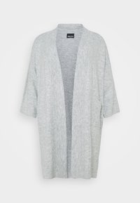 Světle šedý cardigan, otevřený vpředu, krátké rukávy, měkká pletenina, uvolněný střih, bez zapínání, hladká textura, minimalistický design.