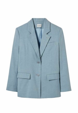 Blazer bleu clair ajusté avec revers crantés, deux boutons avant, poches à rabat et une poche poitrine passepoilée, présenté sur un fond blanc.