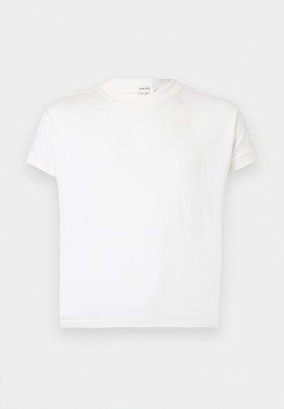 Λευκό κοντομάνικο T-shirt με στρογγυλή λαιμόκοψη και ριμπ λαιμόκοψη, με μικρό ετικέτα Versace στο εσωτερικό της λαιμόκοψης.