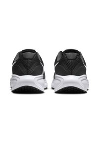 Zapatillas deportivas negras con parte superior texturizada, talón reforzado y mediopie blanca. Suela de goma con un patrón de agarre para mayor tracción.