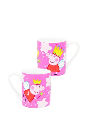 Zwei rosa Tassen mit einem Cartoon-Schwein, das eine Krone, ein rotes Kleid und Feenflügel trägt, vor einem Hintergrund mit weißen Sternen.