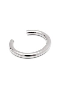 Pulsera de eslabón plateada con un diseño suave y redondeado. Presenta un acabado pulido y sin costuras, con un extremo abierto para facilitar su uso.