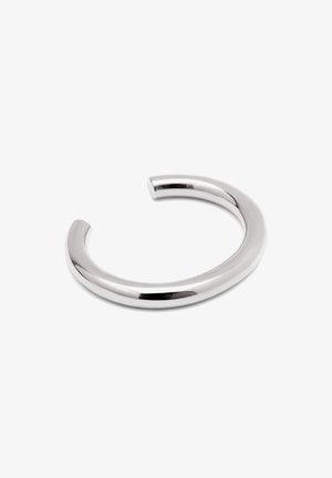 Bracelet en argent en design lisse et arrondi. Présente une finition polie sans couture avec une extrémité ouverte pour un enfilage facile.