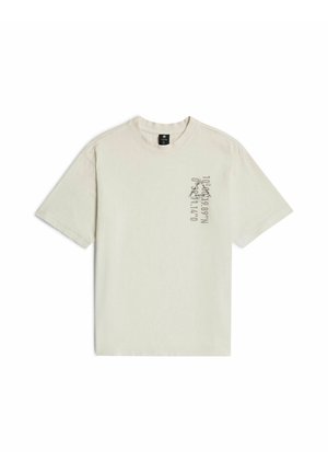 Beiges T-Shirt mit kurzen Ärmeln, Rundhalsausschnitt und kleinem vertikalem Textdesign auf der linken Brustseite.