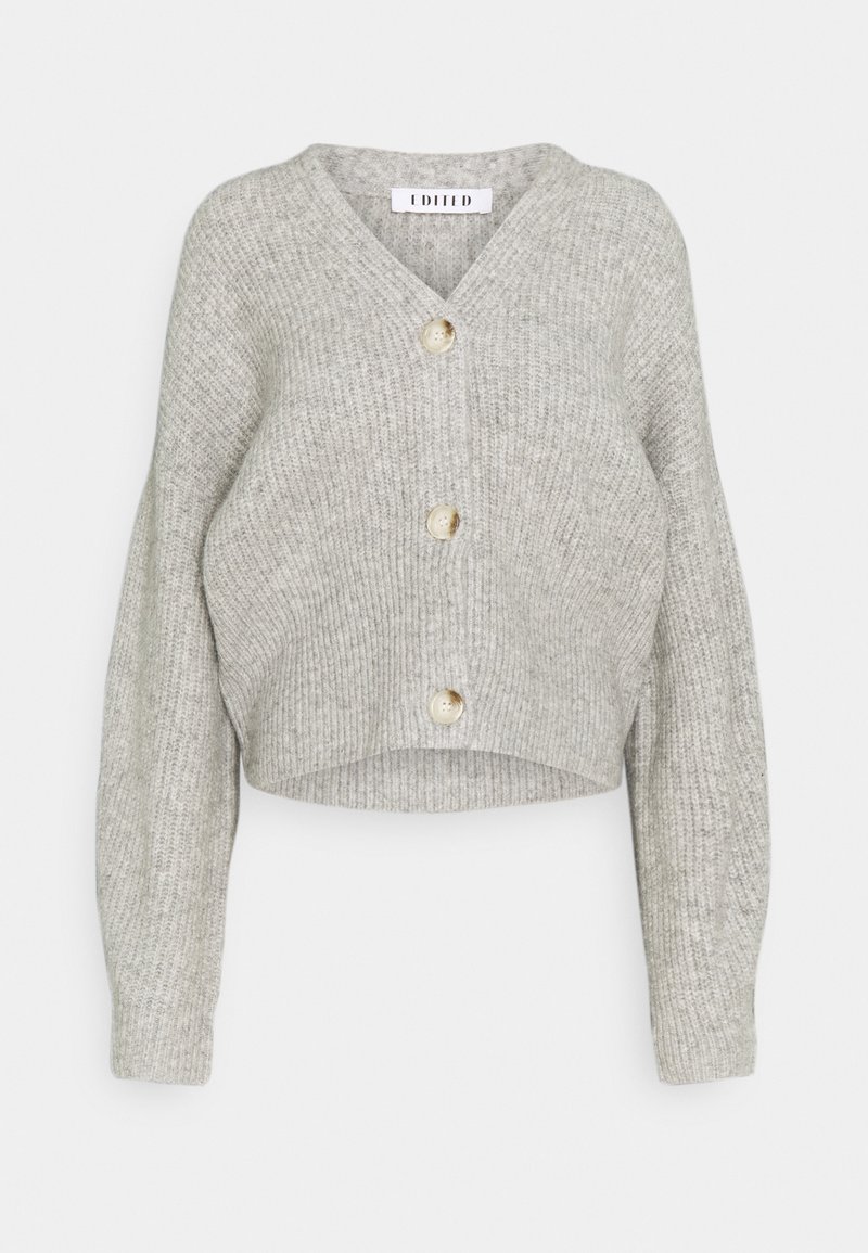 Cardigan en maille côtelée gris clair avec col en V, manches longues, trois gros boutons sur le devant et ourlet légèrement raccourci.