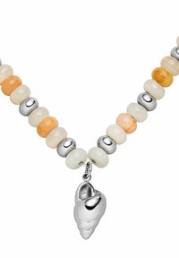 Perlenkette aus undurchsichtigen cremefarbenen, orangefarbenen und silbernen Perlen, mit einem silbernen Muschelanhänger als auffälligem Detail.