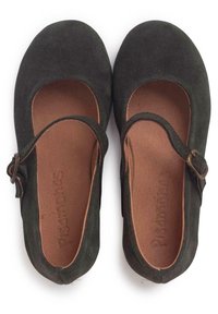 Zapatos Mary Jane de ante verde oscuro con punta redonda, tira al tobillo y plantilla de cuero marrón. Textura suave y diseño minimalista.