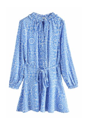 Robe florale bleue en tissu léger, avec un décolleté froncé, de longues manches volumineuses et un détail de taille nouée. Le motif comprend diverses fleurs.